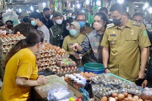 Wali Kota dan Ketua TP PKK Medan Pantau Harga Kebutuhan Pokok di Pasar Petisah